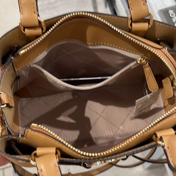 Michael Kors Reed Small Satchel Crossbody Center Zip Bag
Color: Deer
NWT - Picture 8 of 16